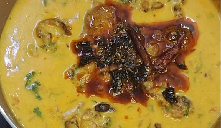 Add Tempering to Kadhi Pakora Recipe