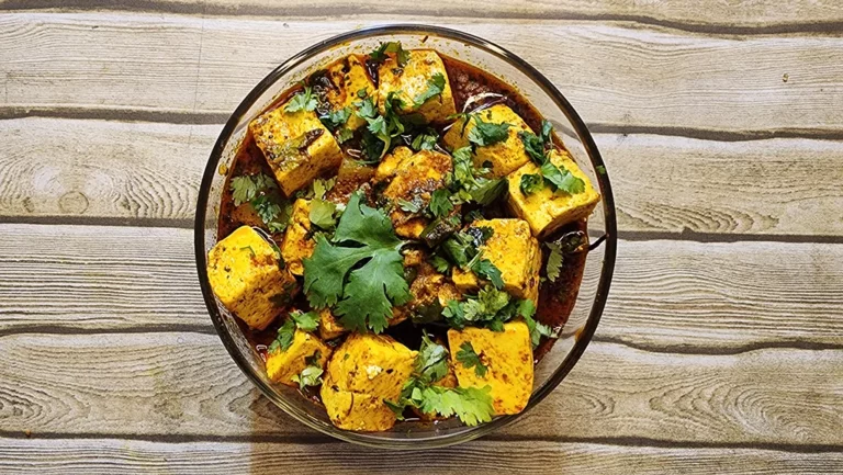 Quick Paneer Curry | Bengali Aloo Paneer Curry Recipe