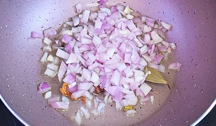 Add Onions to Handi Paneer