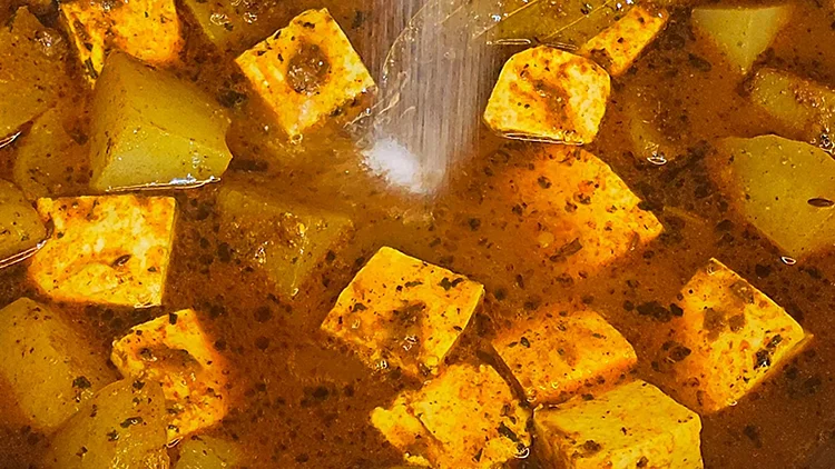 Add Water to Bengali aloo paneer curry